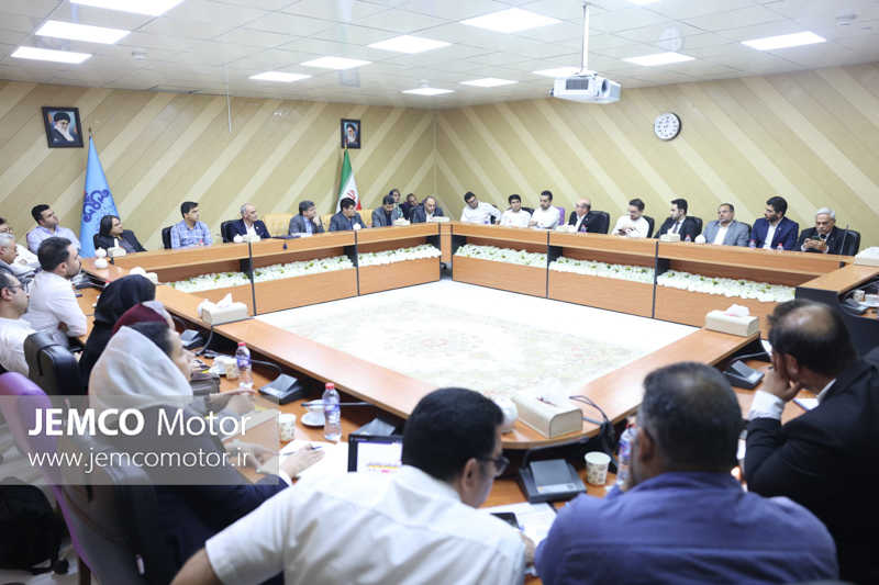 اتاق کنفرانس محل برگزاری نشست با حضور شرکت‌کنندگان در نشست