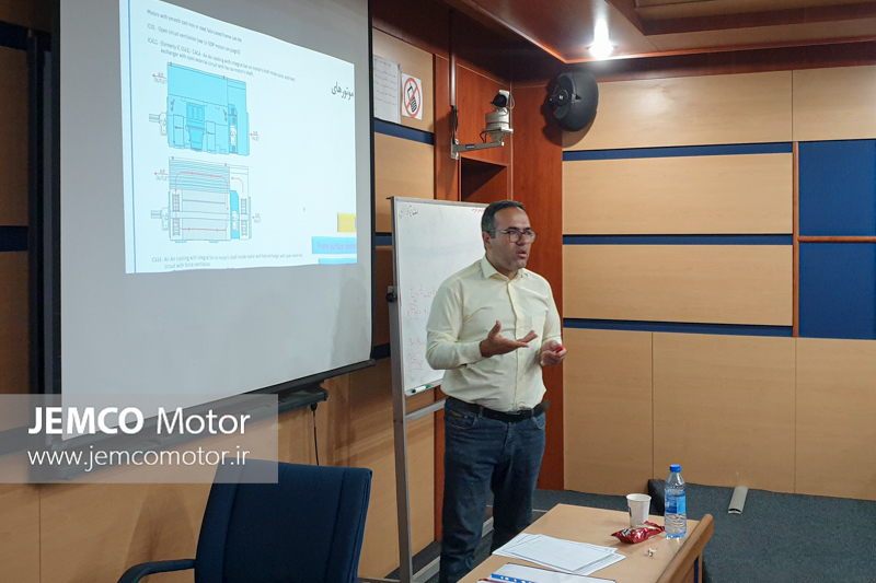 مهندس آریانپور در حال تدریس در محل کارگاه آموزشی