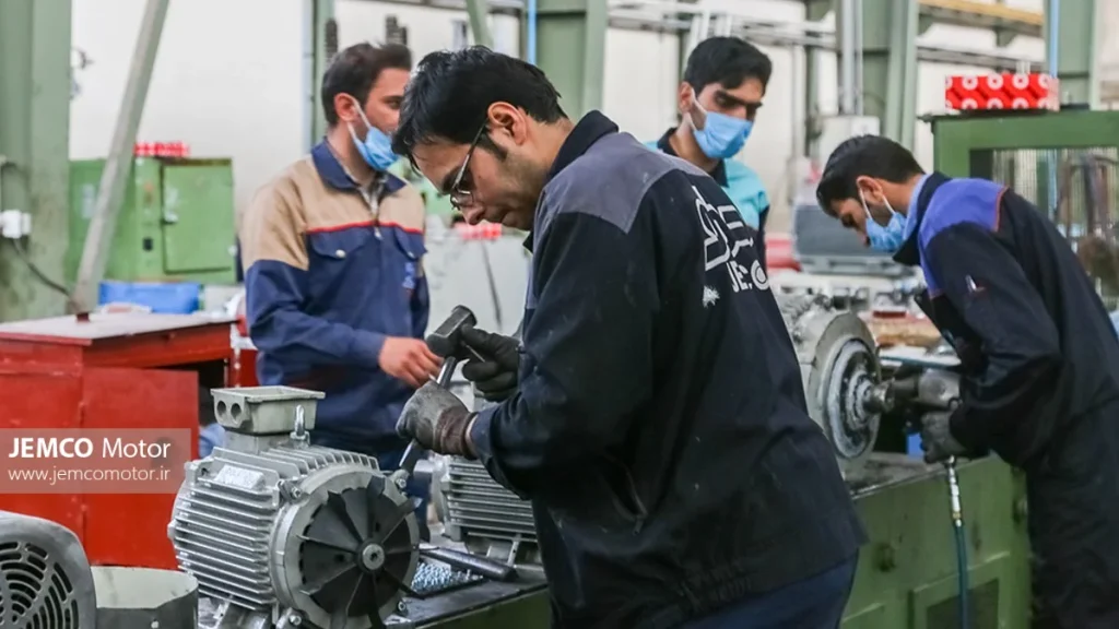 کارگران مشغول کار روی انواع الکتروموتور