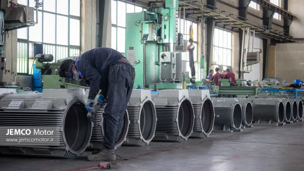 در این تصویر کارگر را در حال کار روی الکتروموتور میبینید